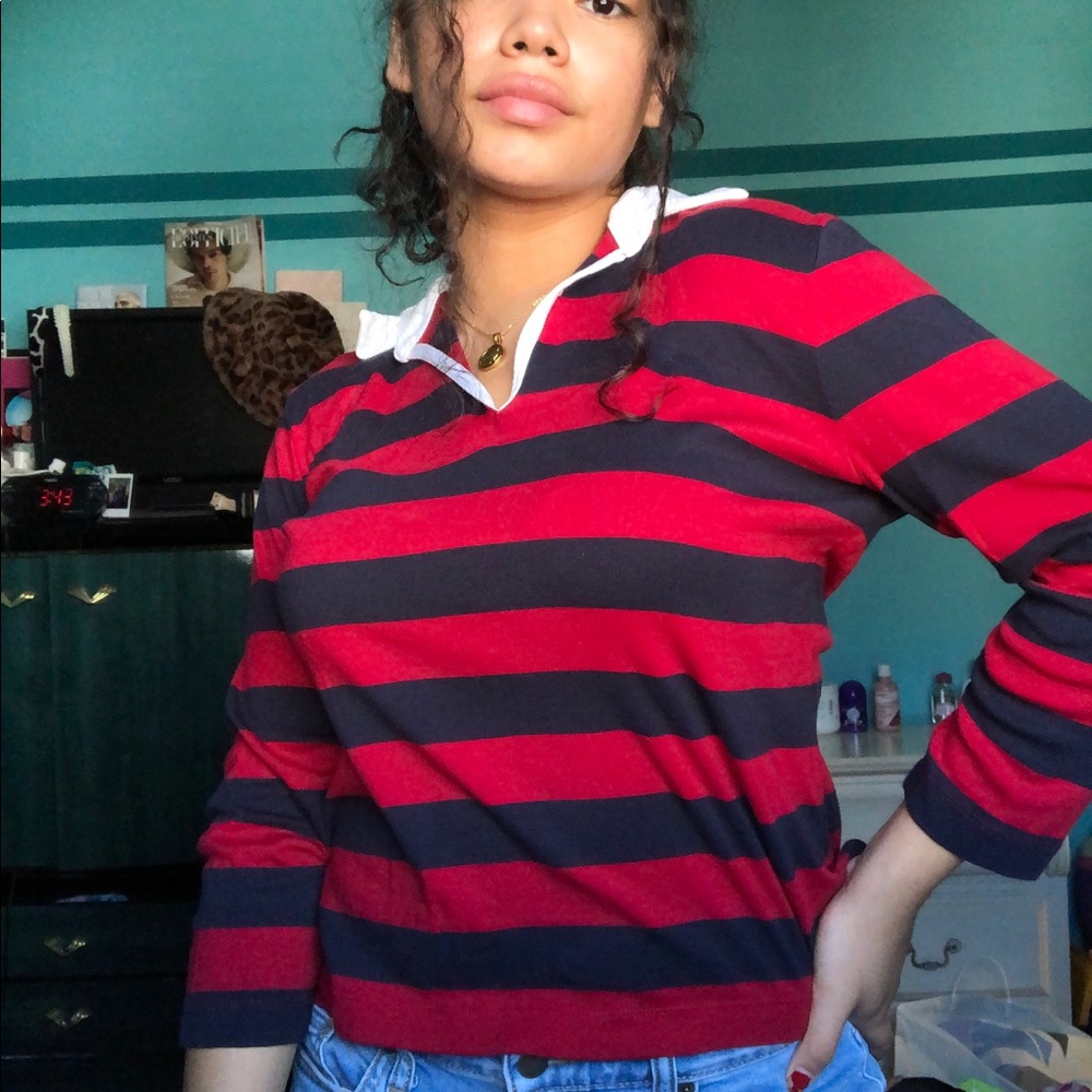 red and navy blue collard tee